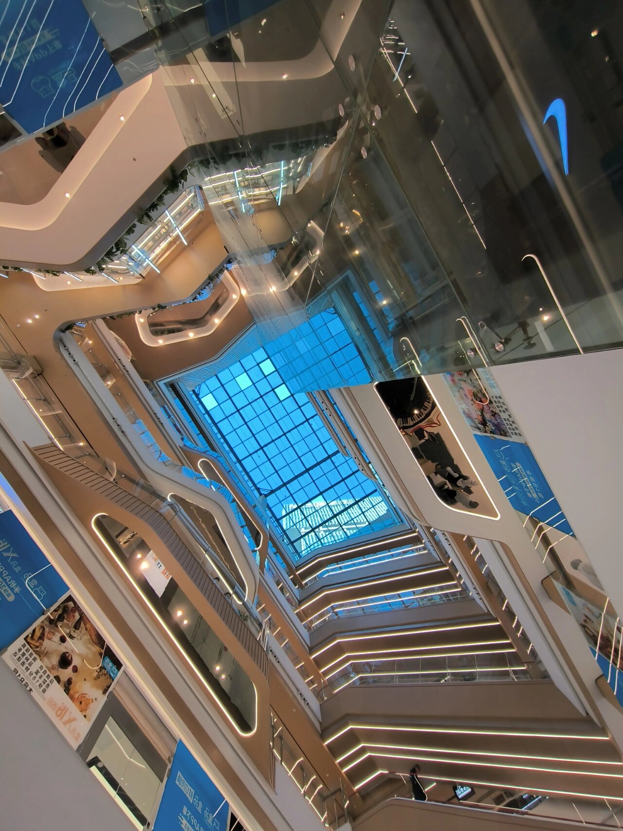 重新装修开业的me town蜜糖购物中心,它的前身是七彩俊园,位于白塔路