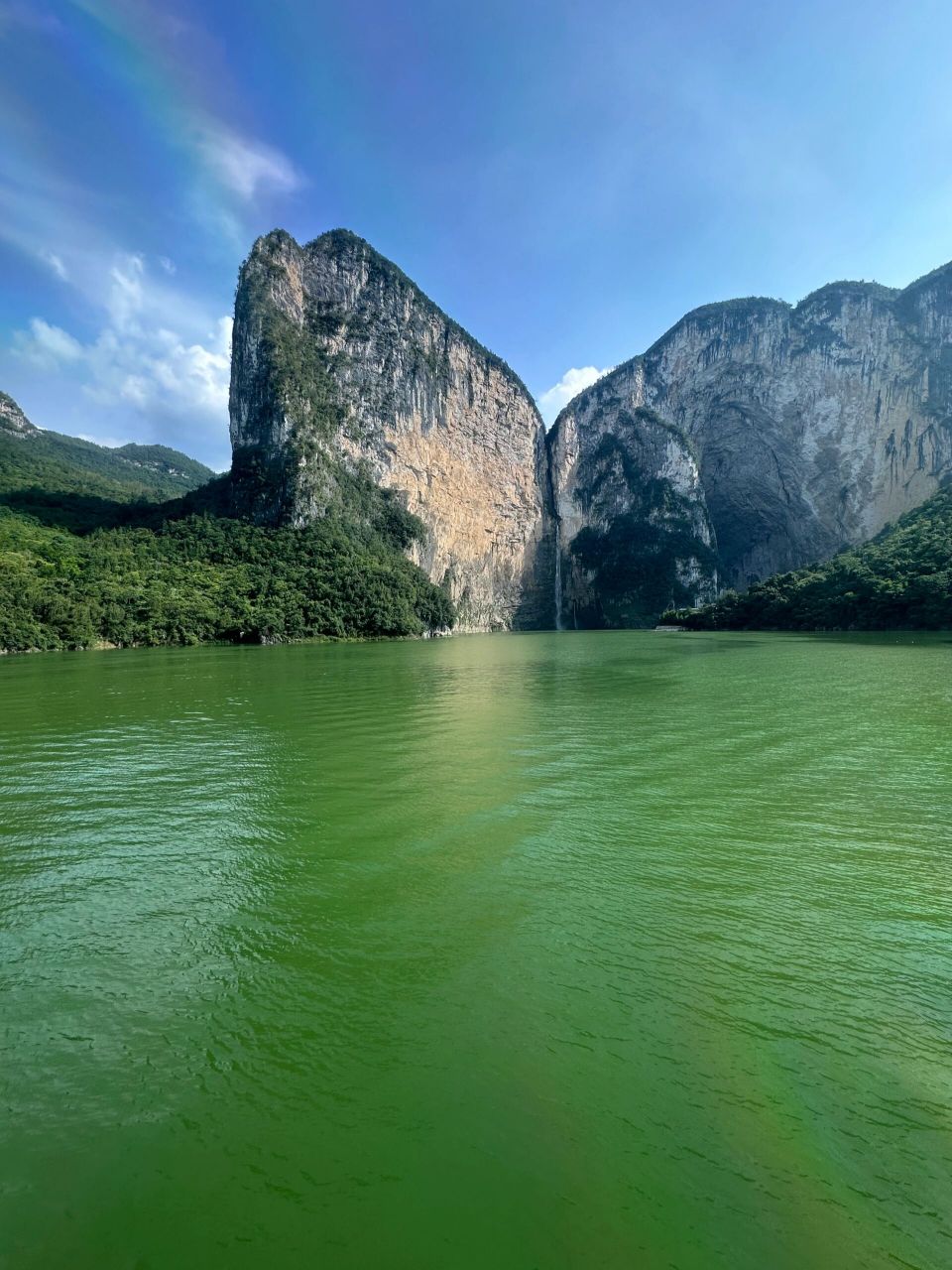 08.07 中午吃完午饭,从恩施市区出发,游览清江画廊.