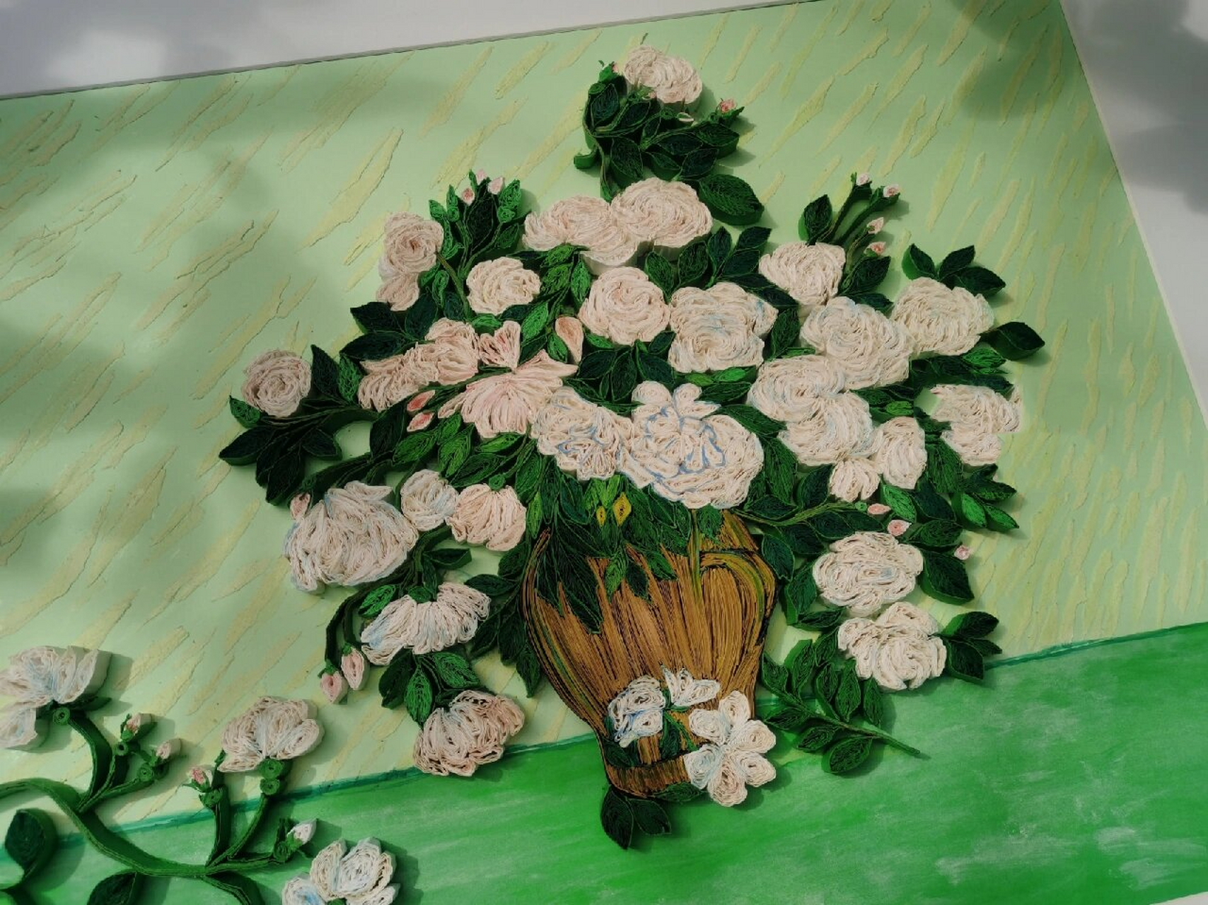 梵高(白玫瑰)衍纸画 梵高(白玫瑰)这幅画的背景为浅绿色,插在花瓶里的