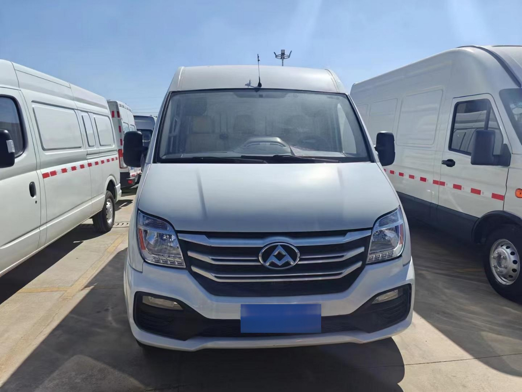 三台大通v80,货运版,长轴高顶,柴油2.5t