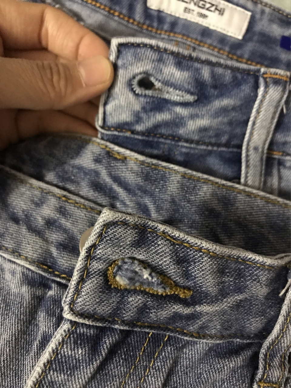 首先是扣眼的区别,好的牛仔裤扣眼处的是整洁的 2.