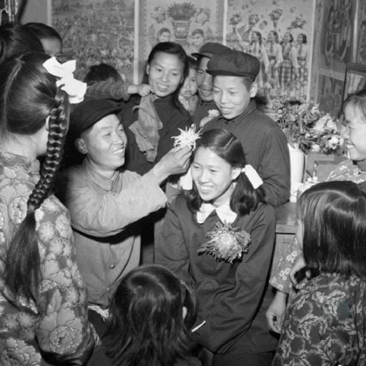 上世纪五十年代的婚礼 1957年12月四川省郫县,新郎黄福元在为新娘李汝