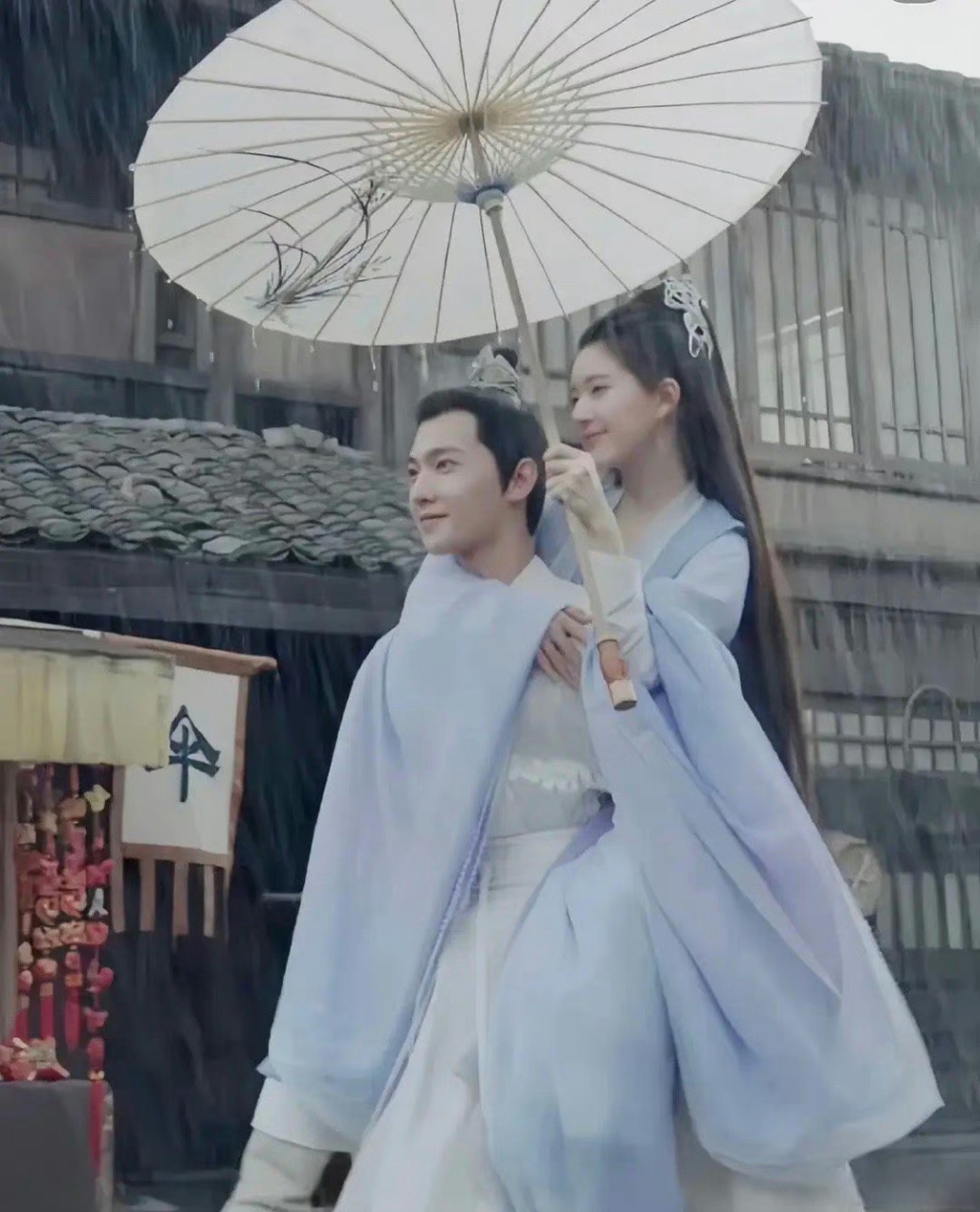 杨洋背赵露思,他是怎么做到直的像根电线杆子的?