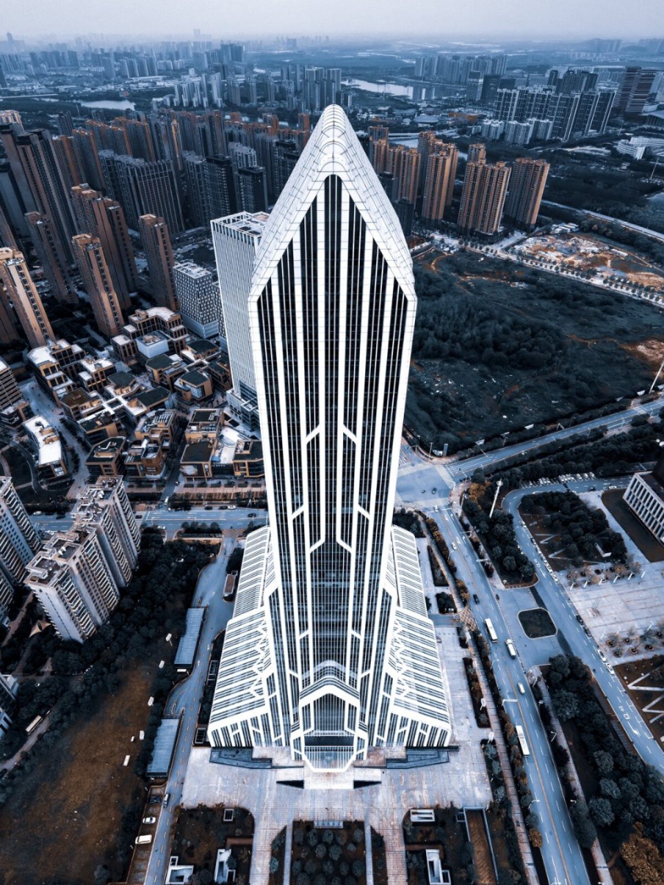 武汉长江传媒大厦 92建筑定位: 长江传媒大厦是以长江日报报业集团