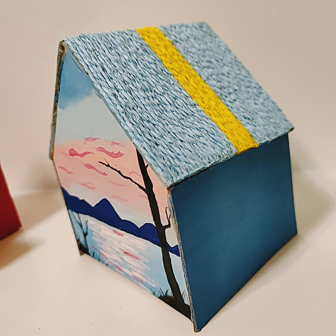 纸板自制仓鼠小房子 上面房顶是用纸线和白乳胶diy的,最大的问题就是