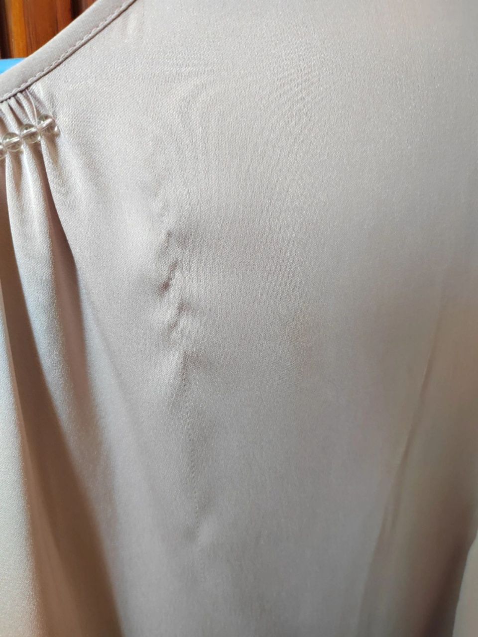 真丝衣服抽丝了咋办 如题,姐妹们快帮帮孩子吧,只穿了一次就这样了呀