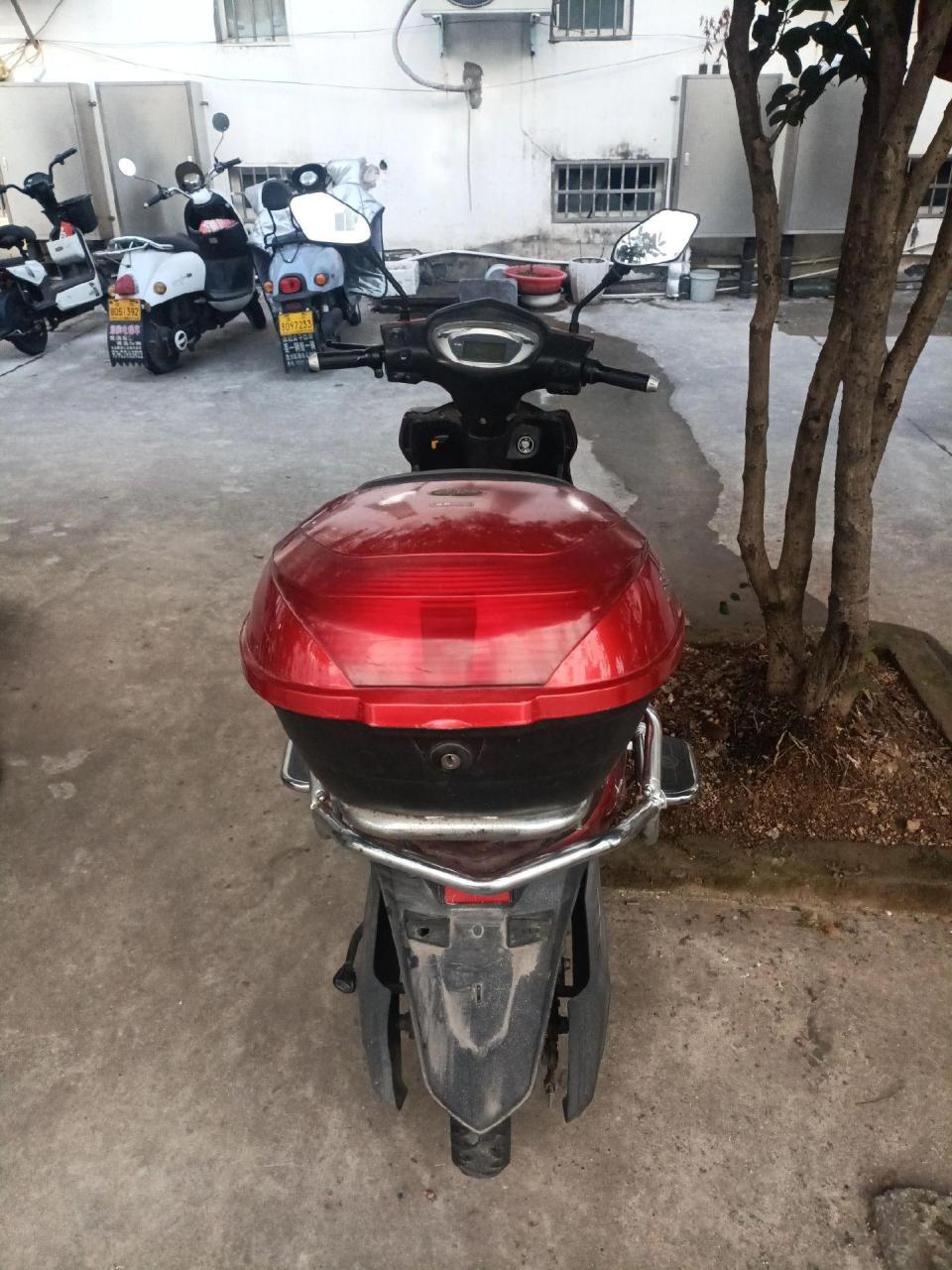 本人有一辆雅迪两轮电动车72伏,对外出售1300块,六七成新,有需要的