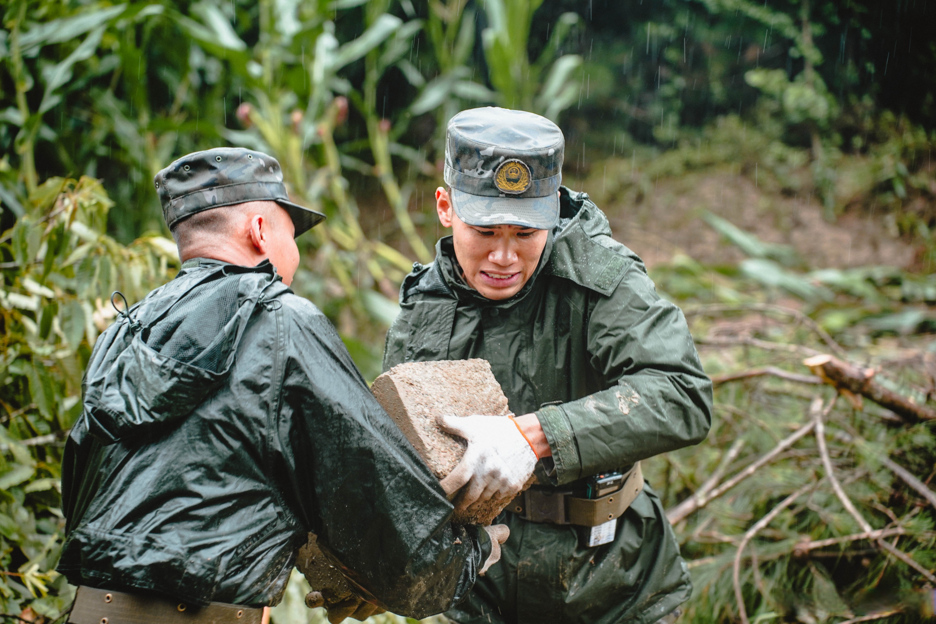 【陇南突发山洪,武警官兵紧急驰援】近日,甘肃省陇南市徽县发生山洪