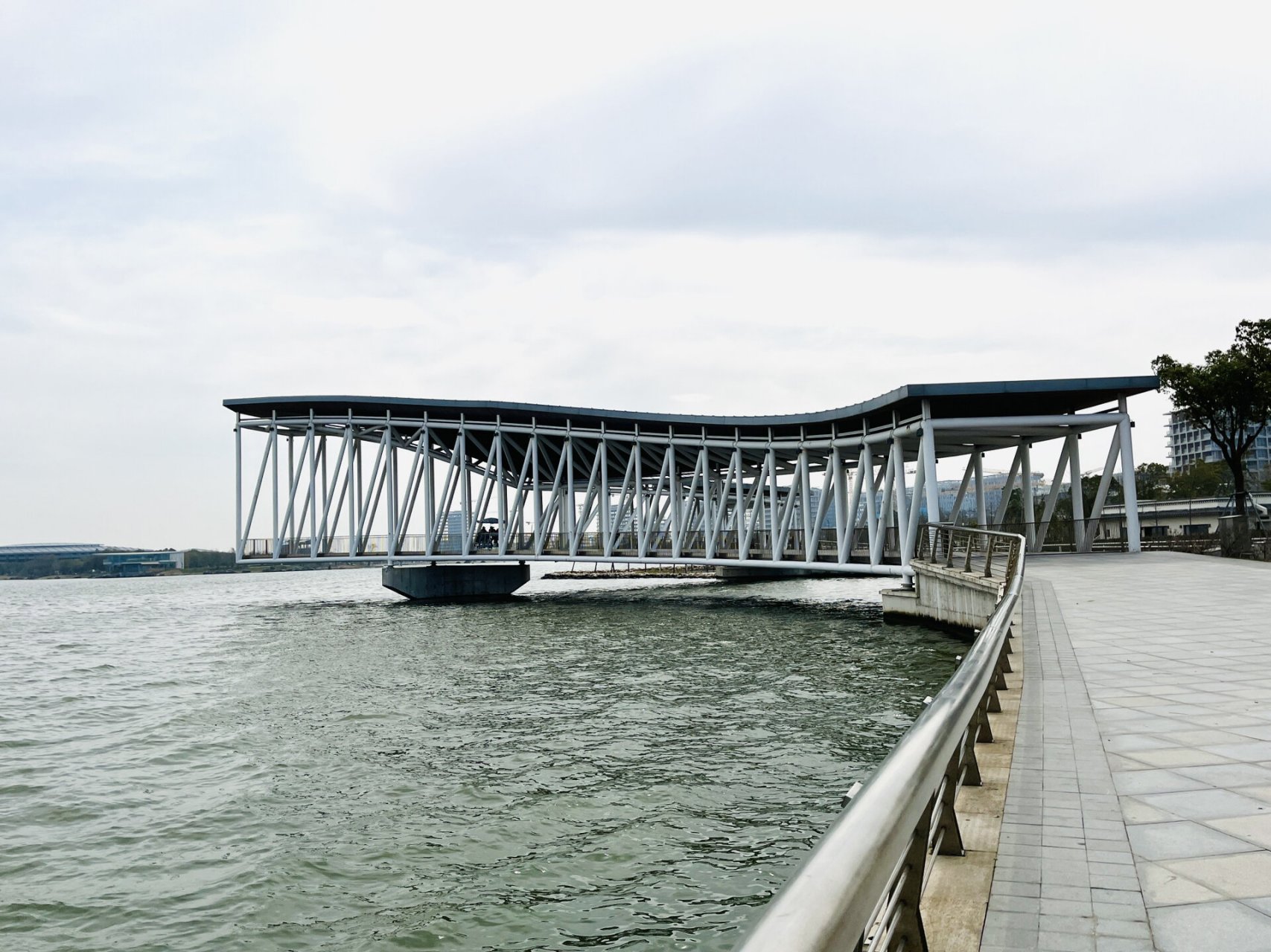 上海·滴水湖 滴水湖环湖景观带的设计感与体验感都比较强,整体风格