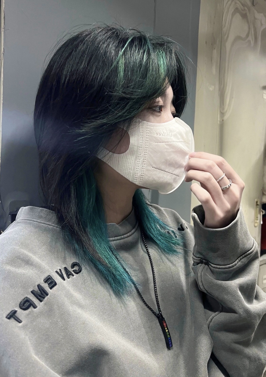 酷帅的发型 挂耳染狼尾鲻鱼头 狼尾鲻鱼头的特征就是前短后长,两边刮