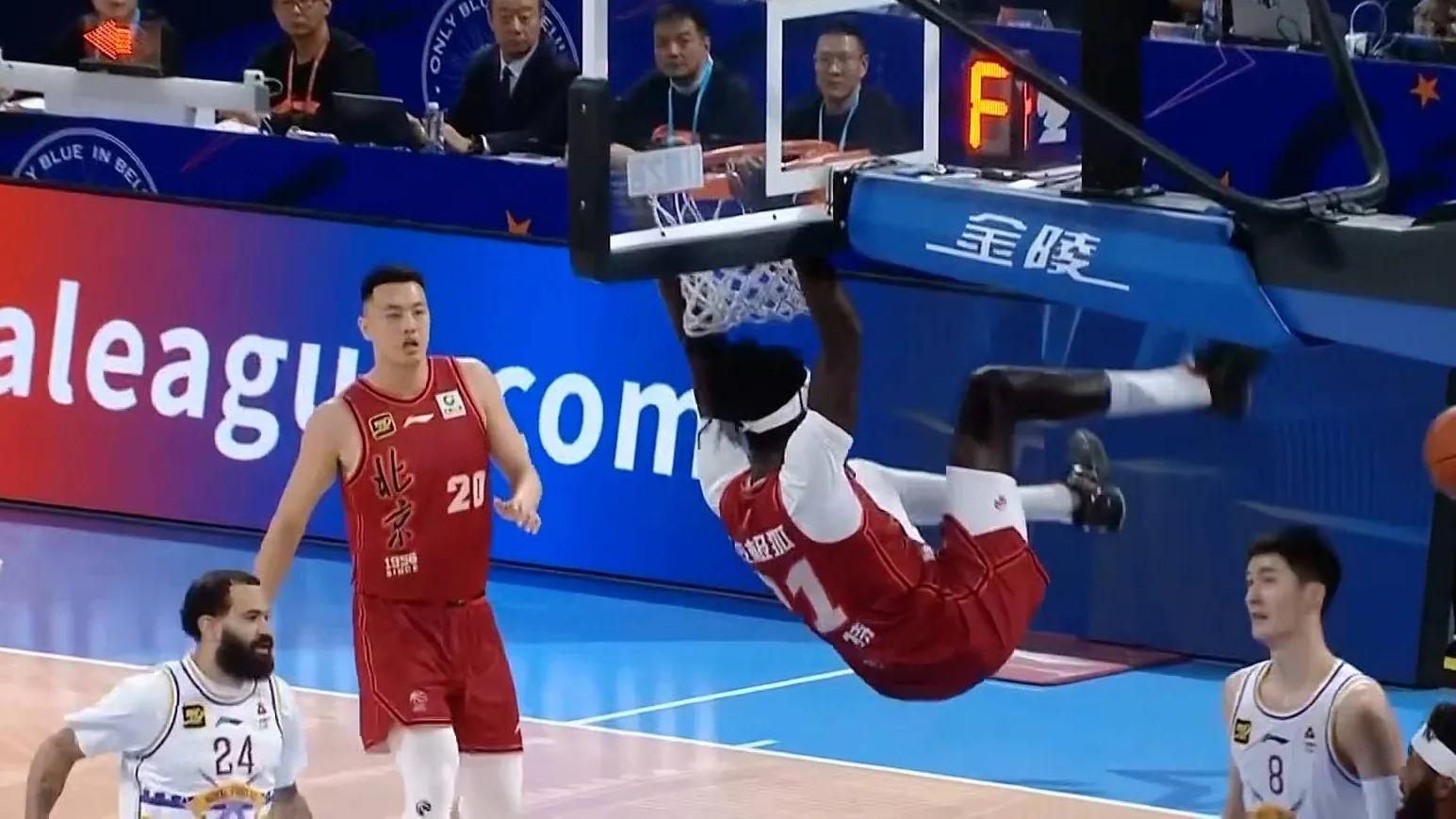 篮球激战再度上演，逆转成为常态