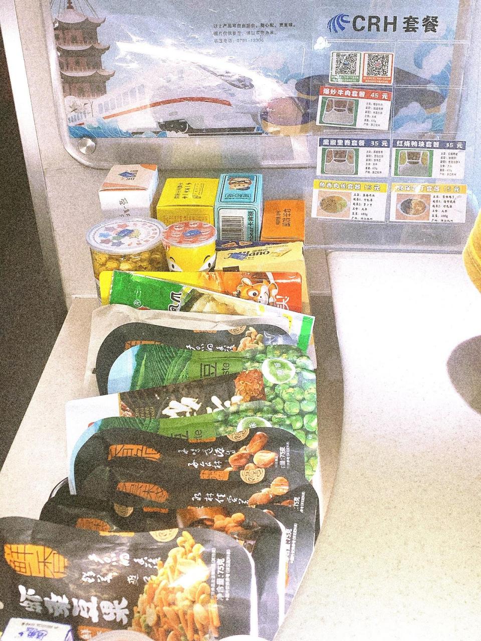 火车餐车价目表 给大家分享一下商品和价格哈哈 饿了可以补充一下体力
