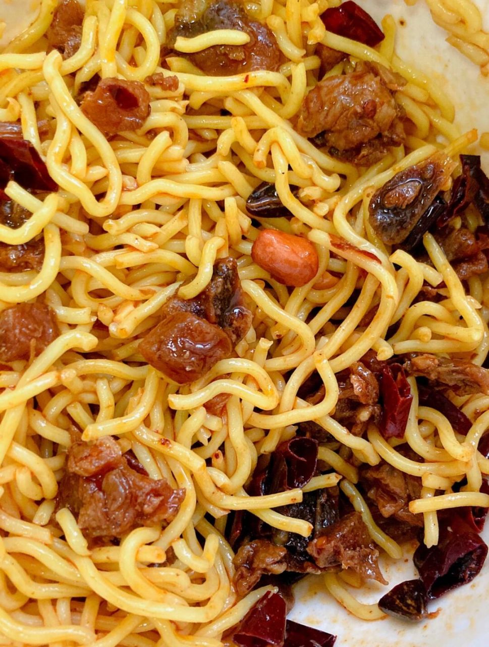 这个辣子鸡拌面我连吃三天了 靠谱!一碗面半碗辣子鸡丁!