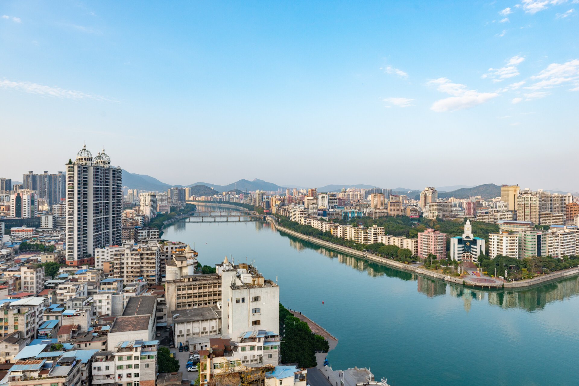 俯瞰韶关三江六岸 在韶关江边找了一栋高楼爬楼俯瞰这座粤北小城市的