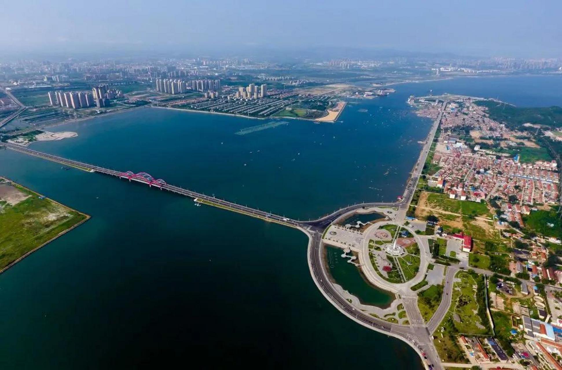 养马岛在山东省烟台市牟平区北面9公里处,面积13.52平方公里.