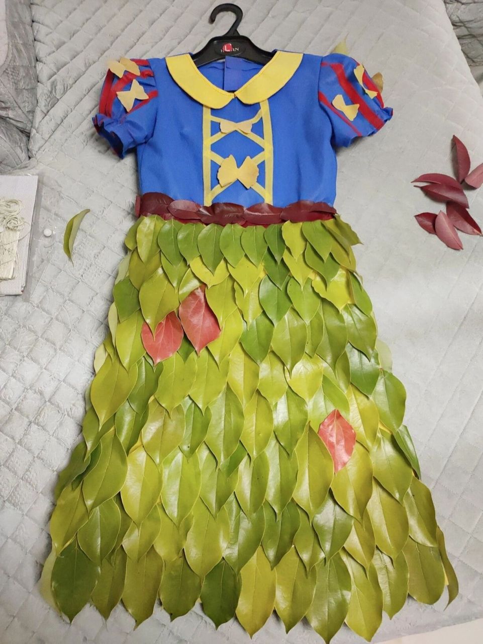 幼儿园丨树叶时装秀 幼儿园提前一天通知90要植物,树叶做衣服,举办