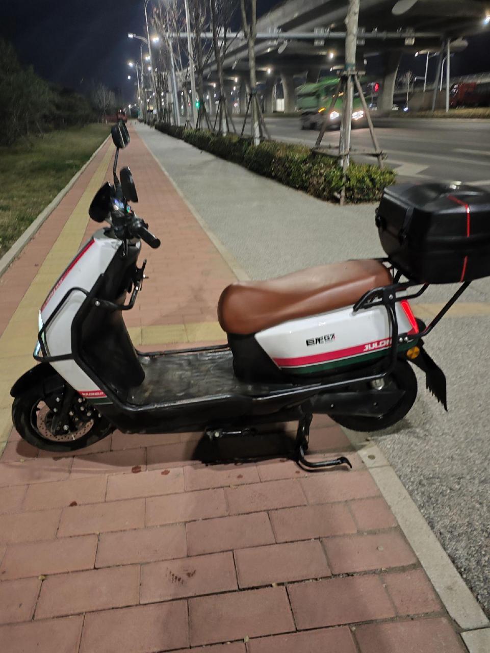 巨龙g7电动车架子,是年前6月份买的,骑了几个月,九成新,所有功能正常