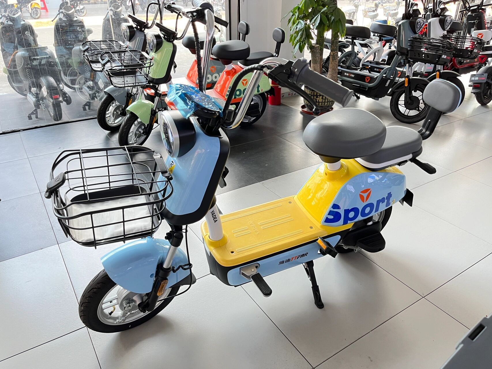 炫酷雅迪冠能乐远! 边骑边充电,省电看得见.n种解锁方式.