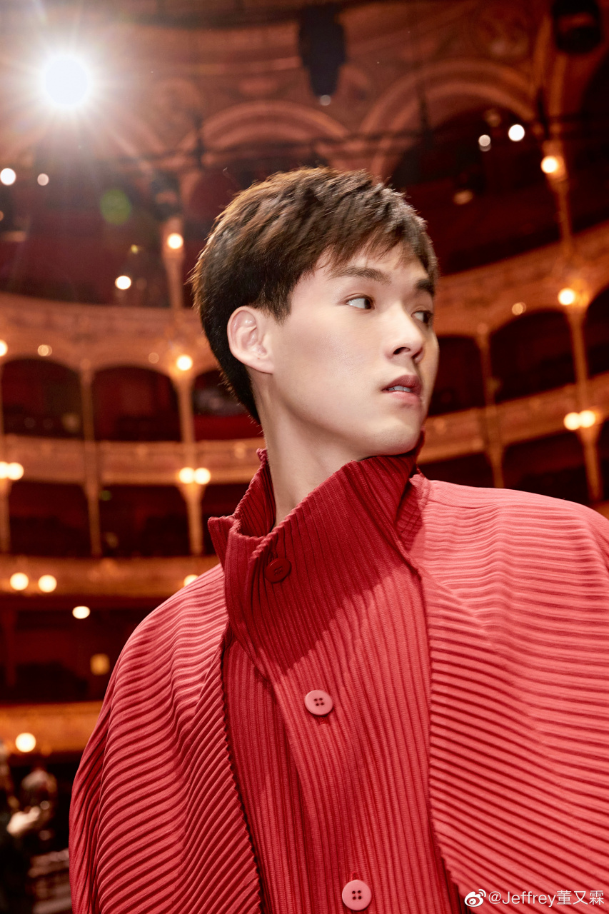 再次来到巴黎,终于亲身感受到三宅一生#董又霖一个人去巴黎