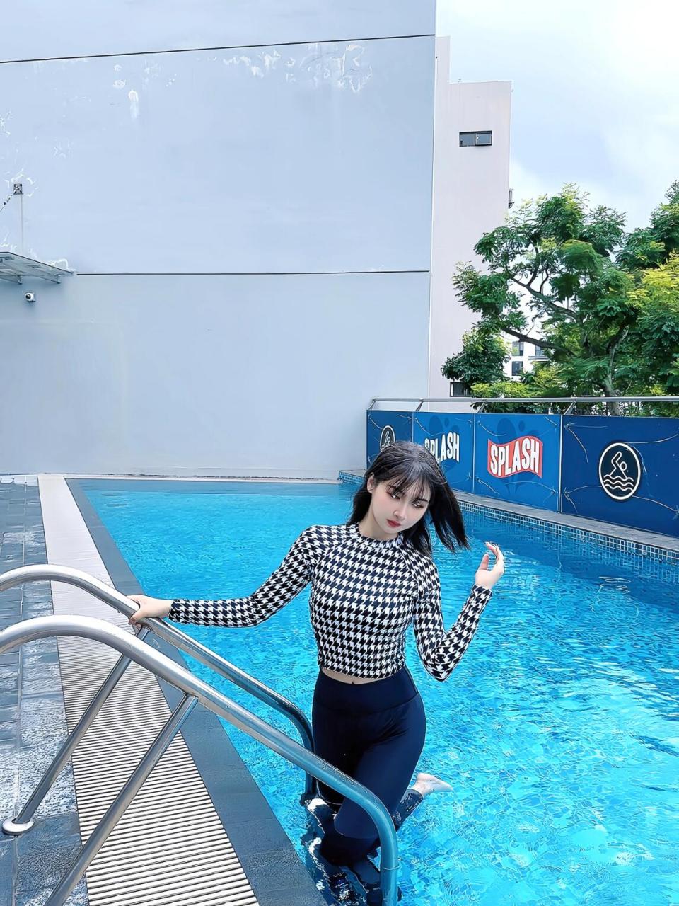 在新加坡的早上 还没吃早餐就去酒店泳池游泳玩水90 只带了一套泳衣