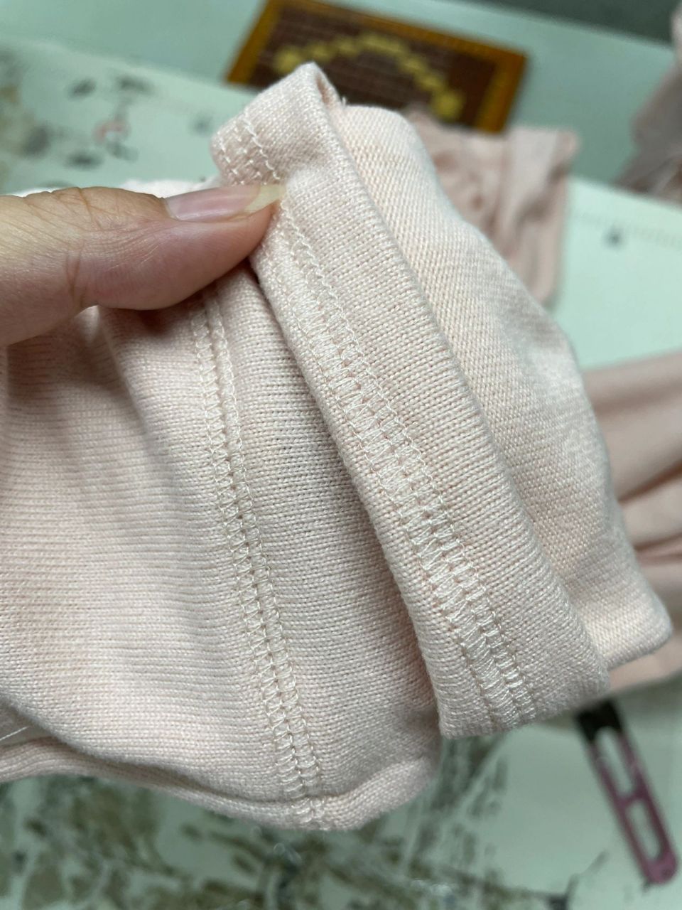 教你买衣服看针脚,这种叫三针五线 这种做工算中等,一般是质量还可以