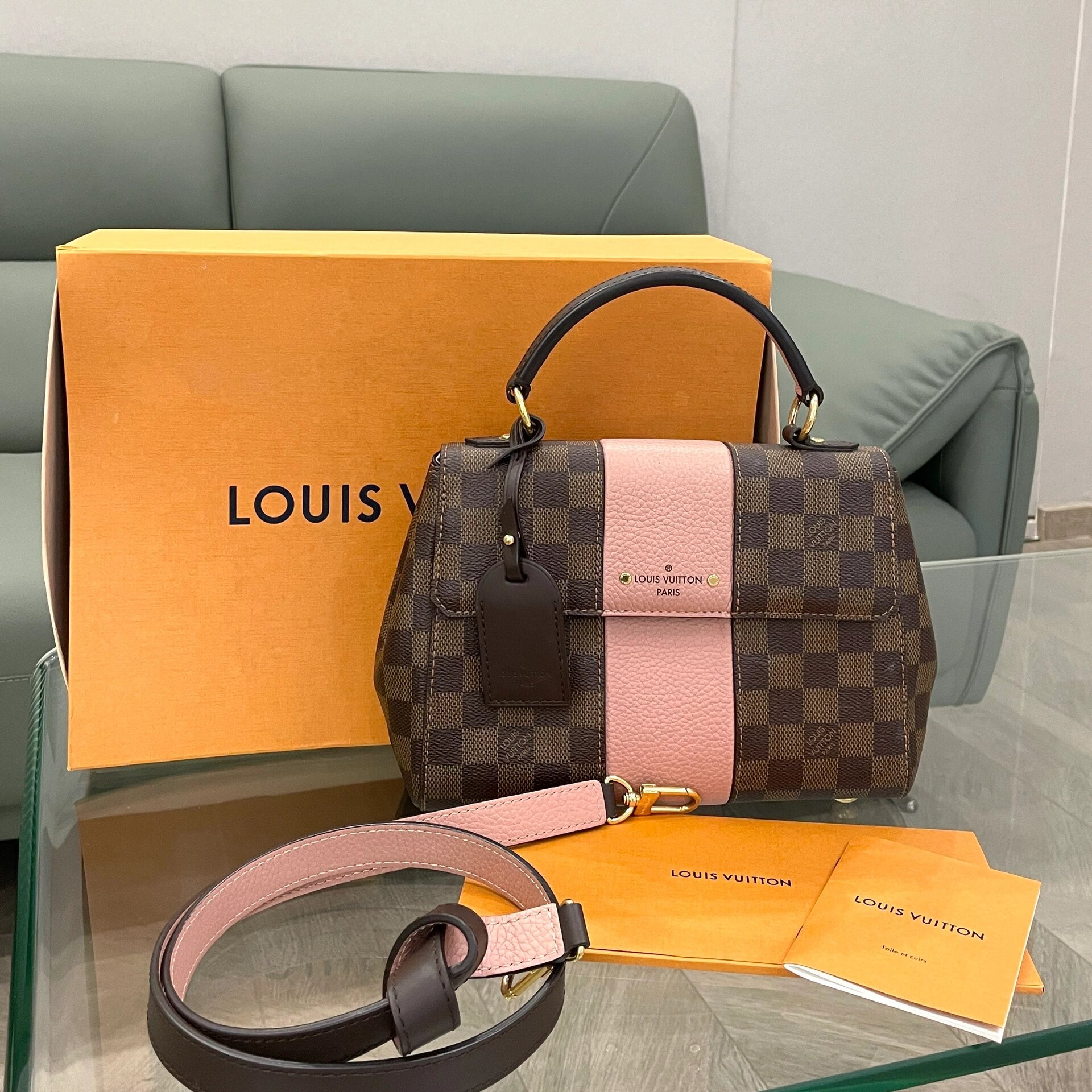 lv克鲁尼cluny bb～粉拼棋盘格 98新 包身挺拔  尺寸:23*18cm  四角无