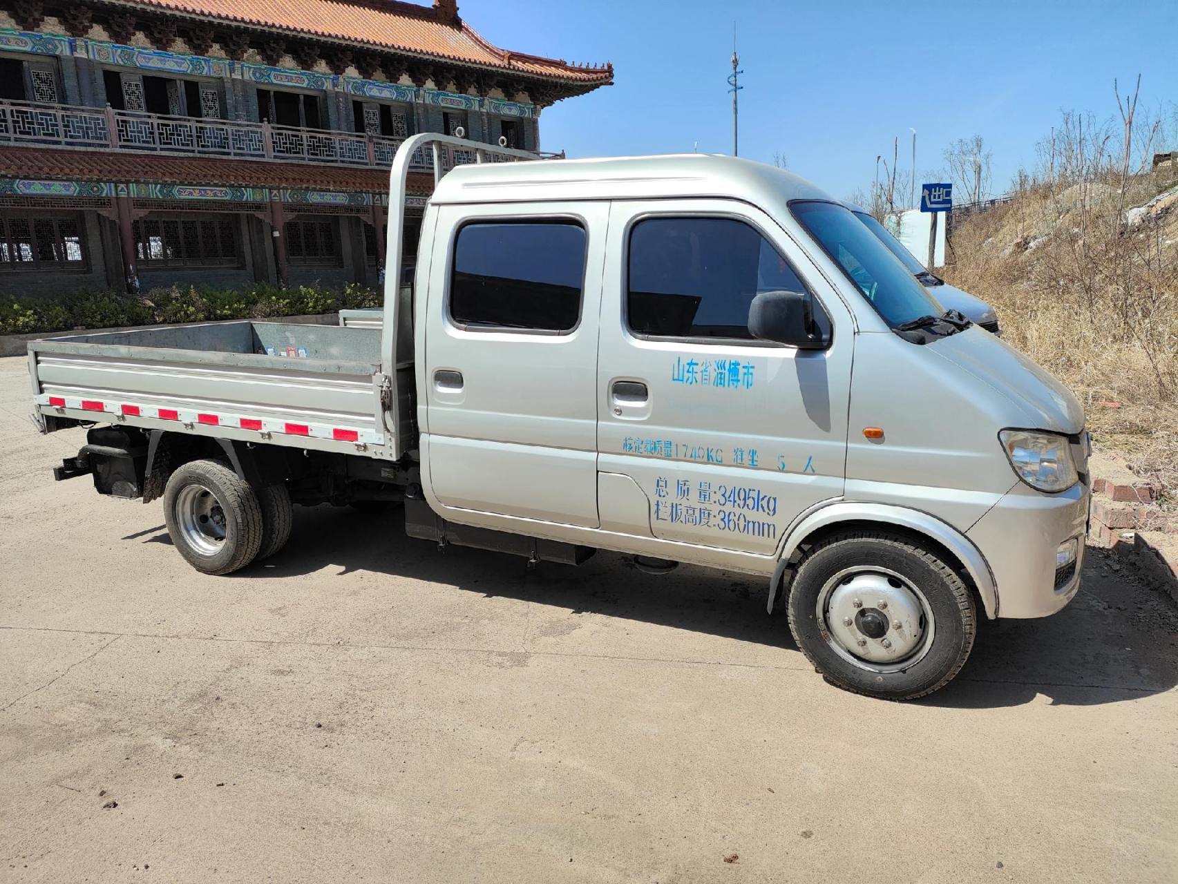 6米,原车带气罐油气两用,带方向助力,1.3升发动机,空调.