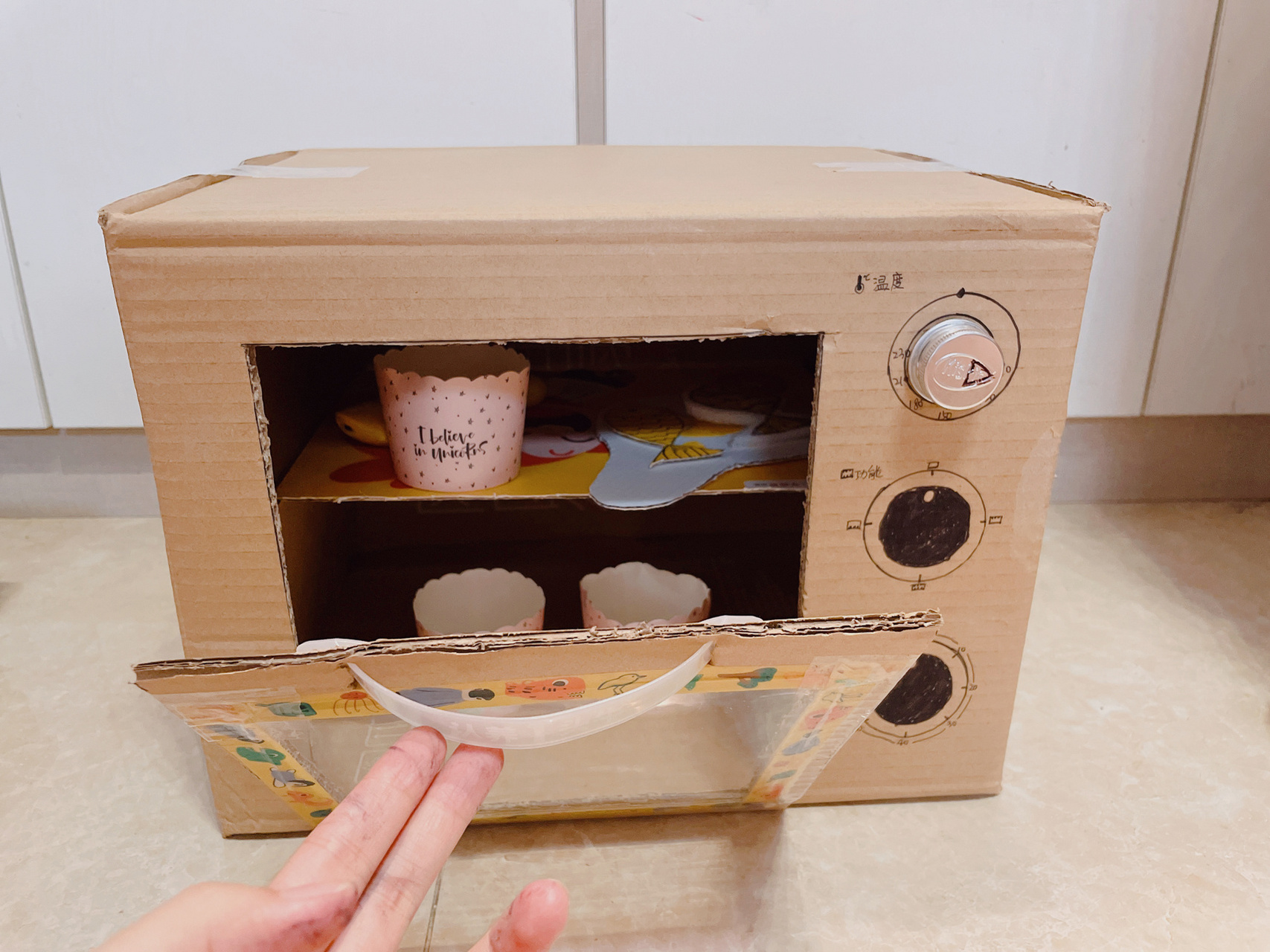 纸箱变废为宝diy烤箱幼儿园手工 用纸箱做了个烤箱,小朋友玩的不亦