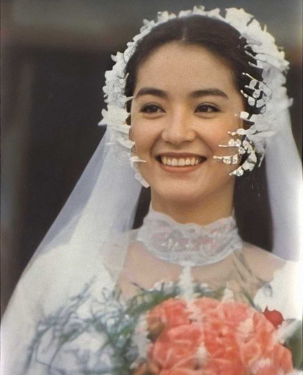 年轻林青霞的罕见婚纱照,这一望便是终身,她的美得明艳又大气,英气又