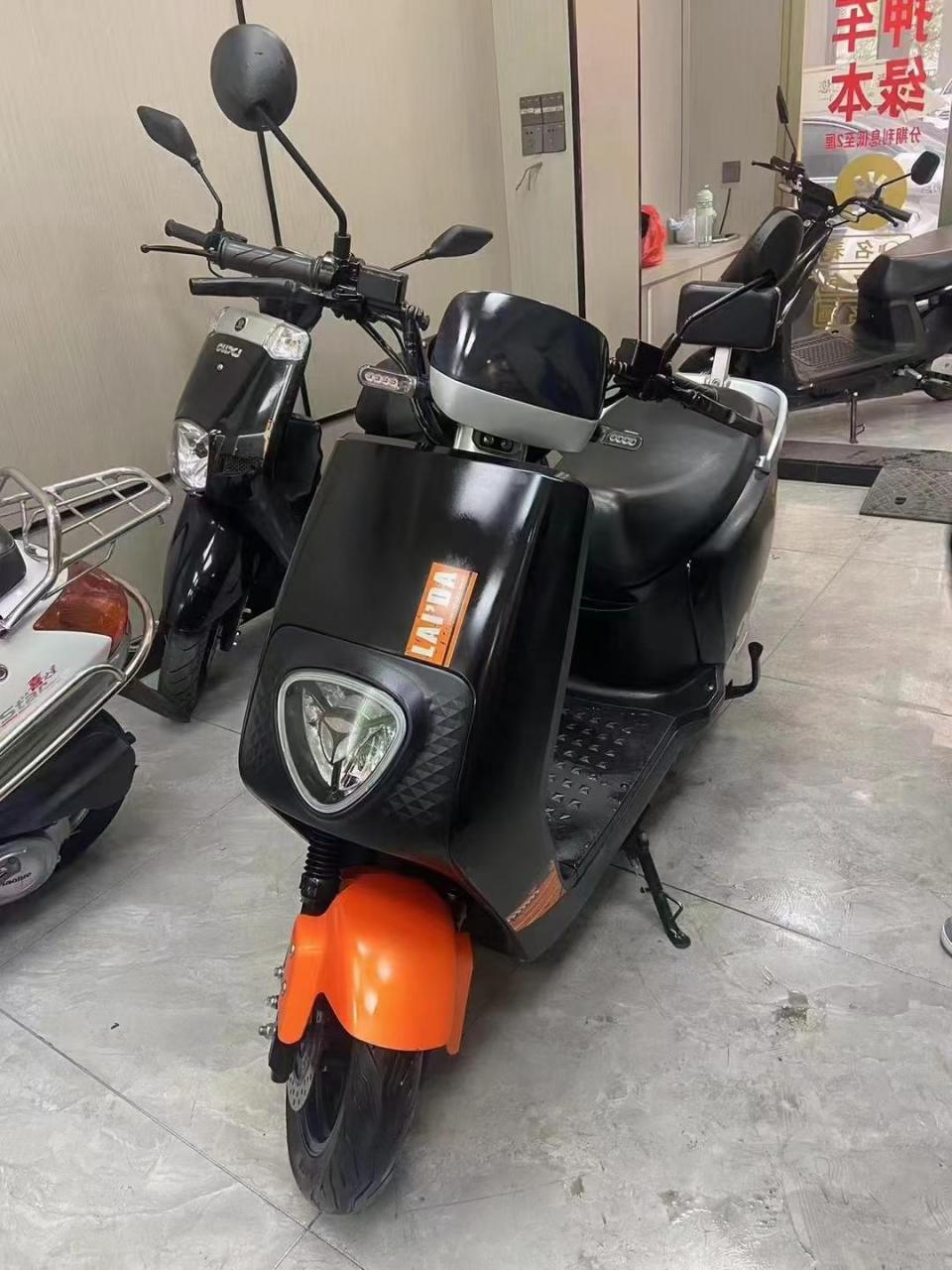 准新雅迪莱达2022电摩版,高配6个天能石墨烯电池,前后双碟刹刹车性能