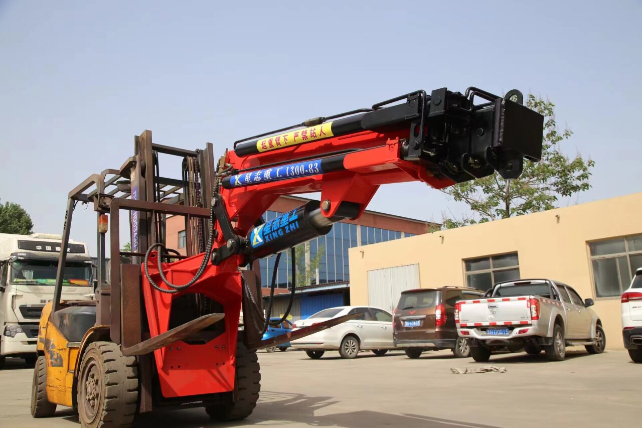 叉车改吊车,需要的是一种专用设备,称为叉车飞臂吊,又称叉车吊.