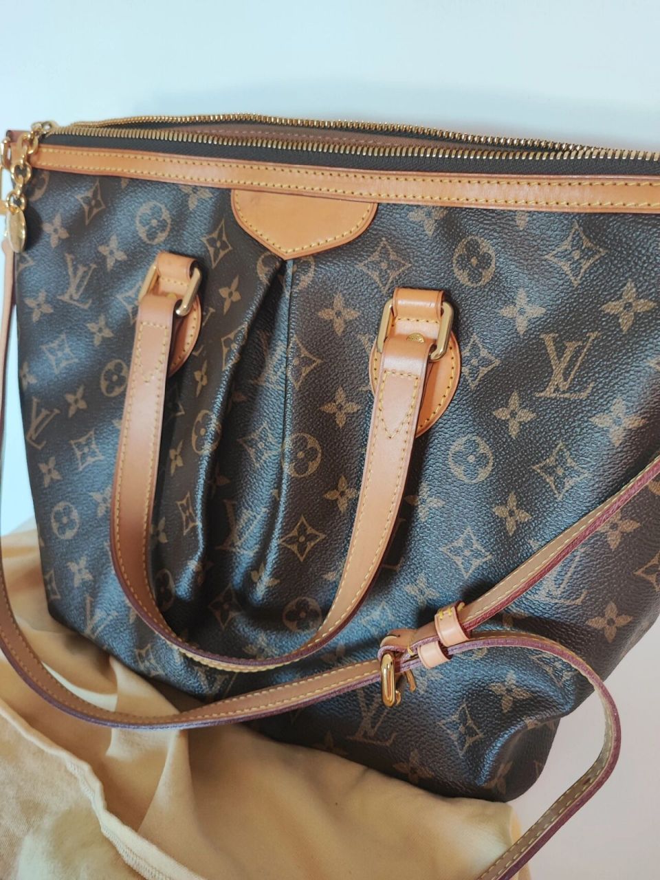 lv 派拉蒙 2011年左右购于英国 仅背过两三次. 香港或深圳面交.