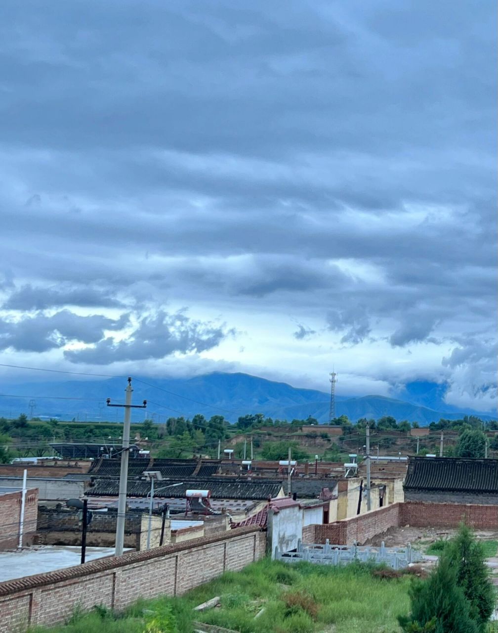 洪福寺-孤立于荒野之上 洪福寺,位于忻州定襄县北社东村,地理位置很