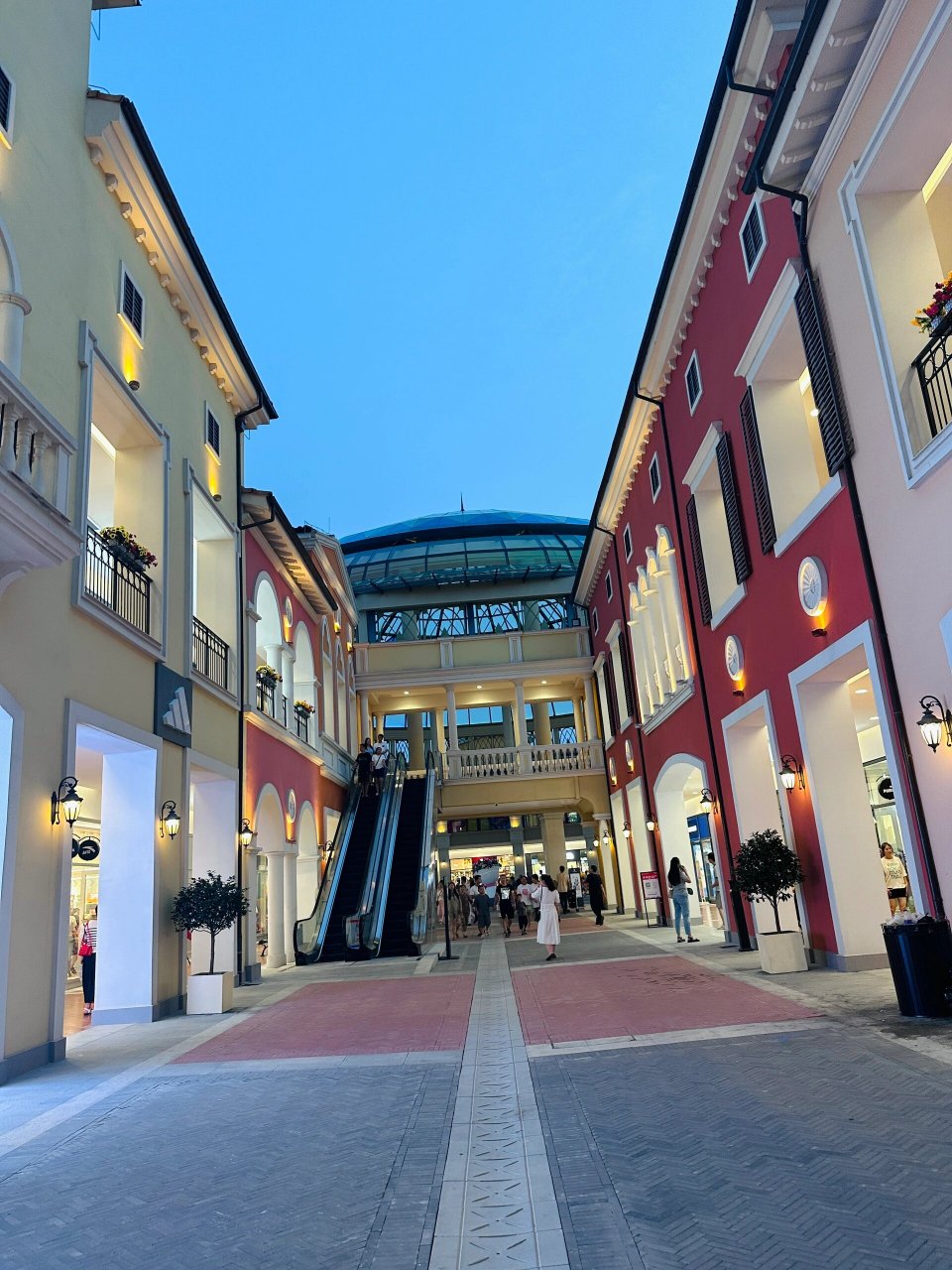 襄阳奥特莱斯真的好出片儿 也挺热闹的我去的时候餐饮还好多没开 去买