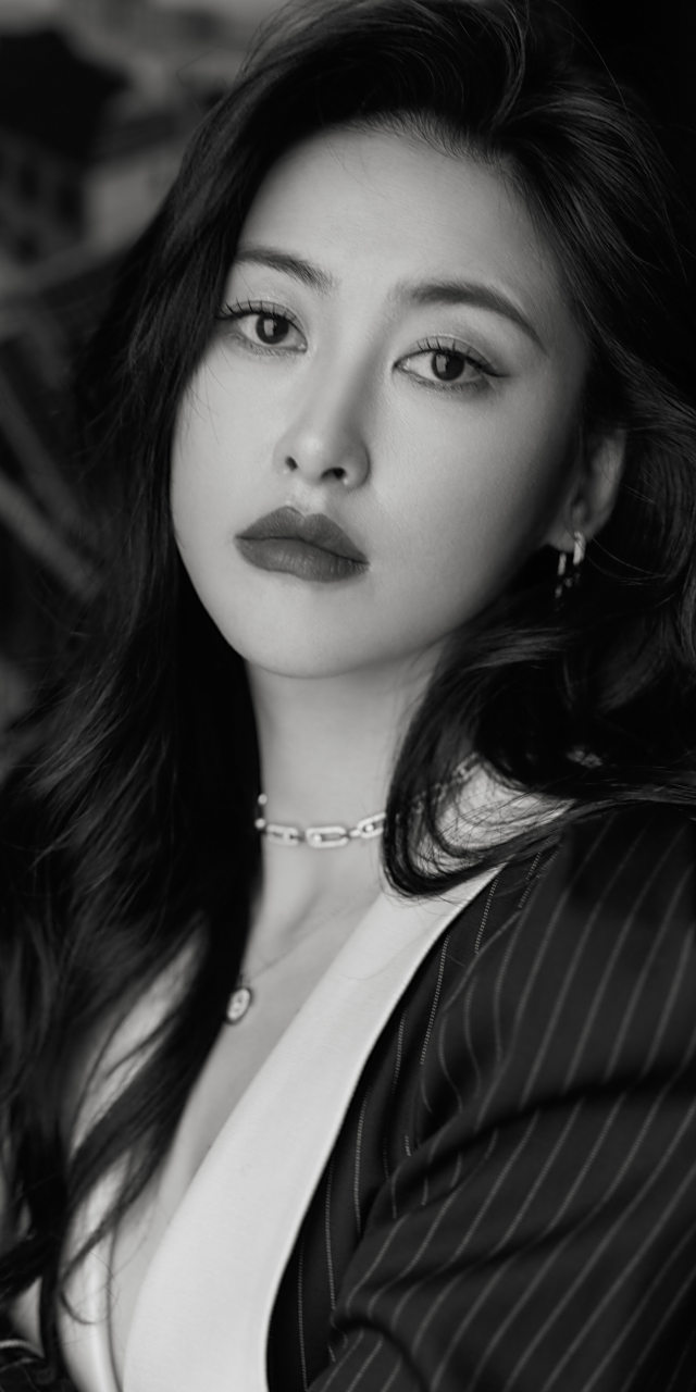 朱珠卷发红唇优雅写真壁纸