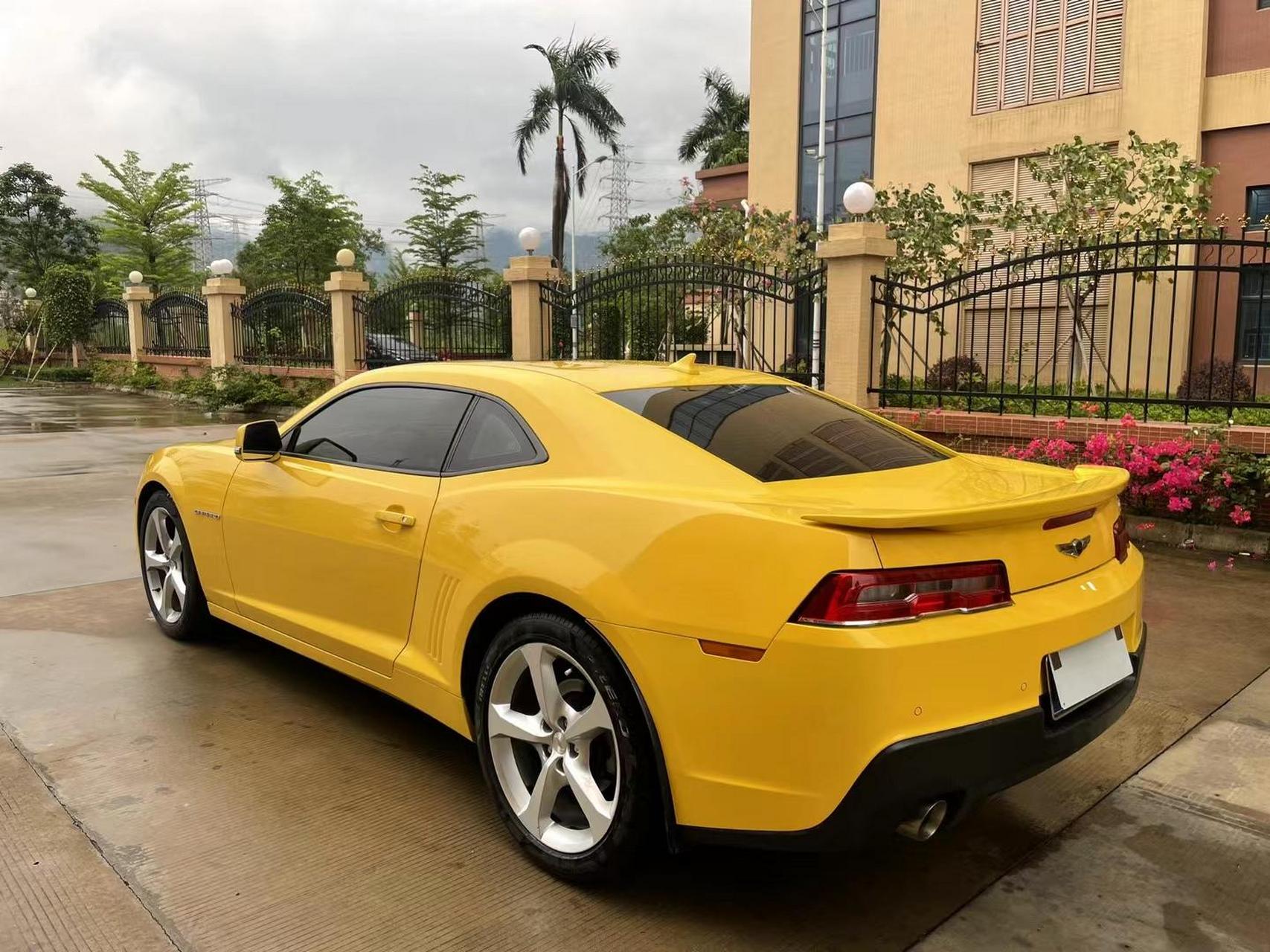 兰科迈罗大黄蜂,3.6l rs限量版,带抬头显示,中控大屏,无边框双门跑车.