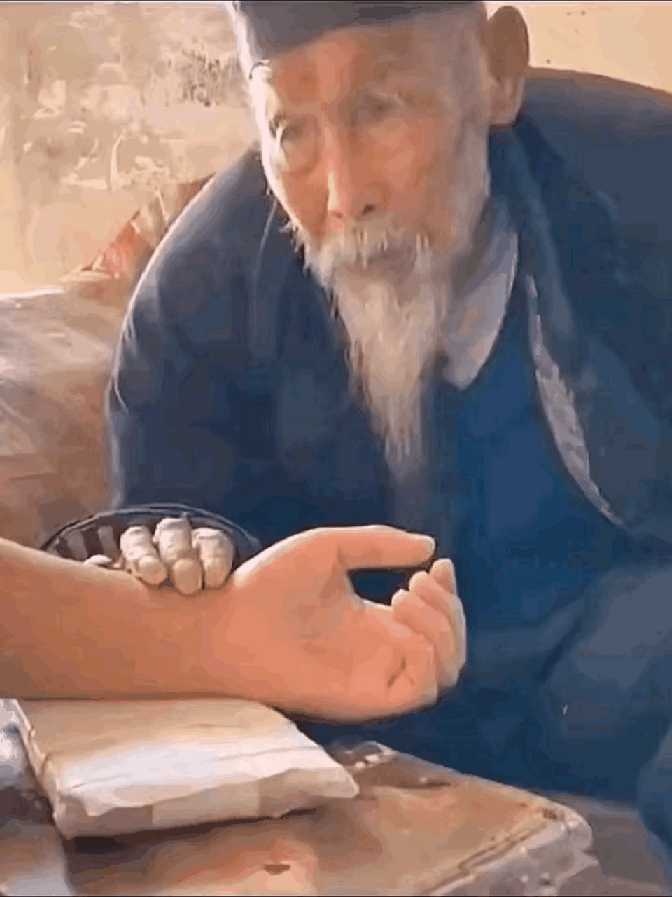 老中医这表情是什么意思?在线等挺急的. 2.抗战神剧也不过如此.