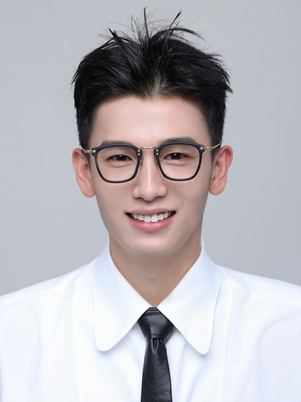 一直都没尝试过很正经的证件照,因工作要求需要拍入职证件照 大家