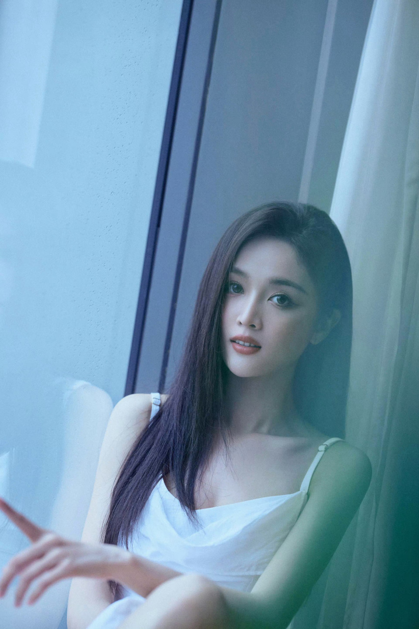 吴宣仪吊带白裙#  美死啦期待吴宣仪明天新专辑不,爱了