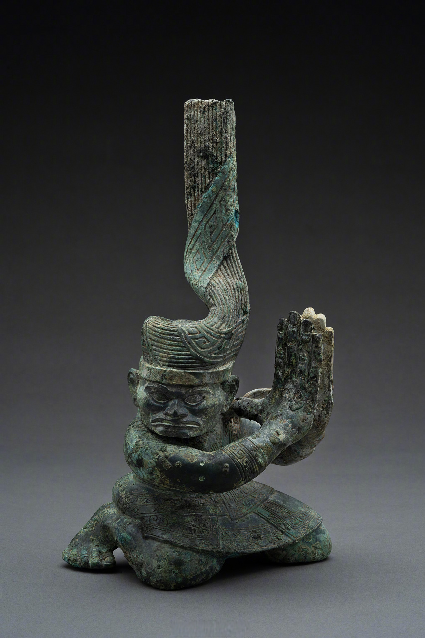 【#三星堆这三兄弟仿佛在鼓掌#】这3件铜扭头跪坐人像出土于三星堆