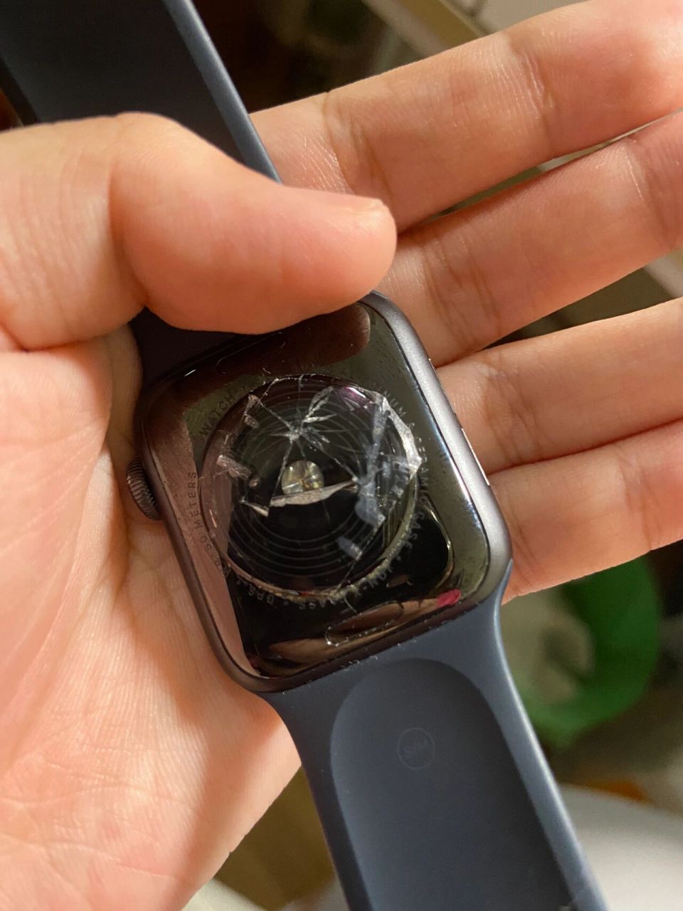 洗澡的时候放在洗手台没放稳,调到瓷砖地