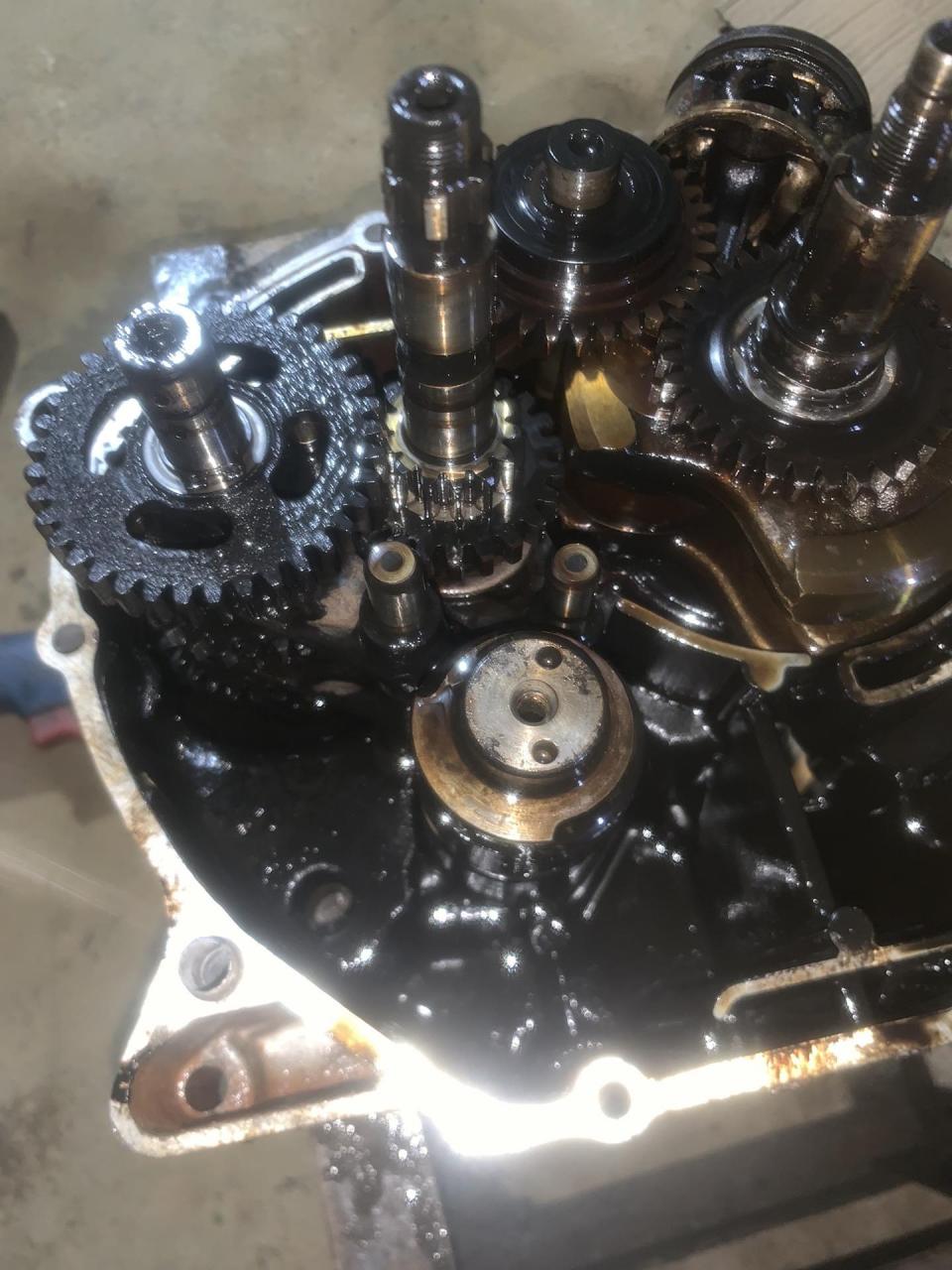 雅马哈天剑125发动机全部拆散就为了换第一张图的主副轴,明天再安装