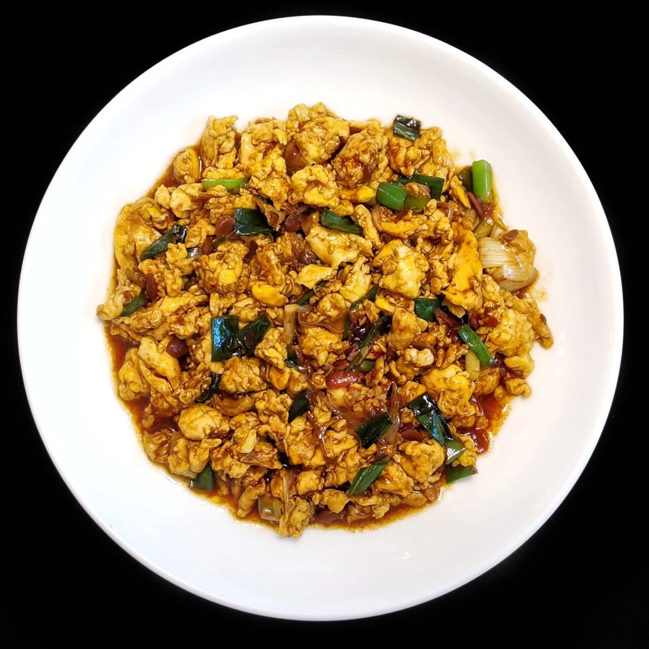 黄豆酱炒鸡蛋 黄豆酱炒鸡蛋: 1,鸡蛋打入碗中,加一点料酒和水稍搅一下