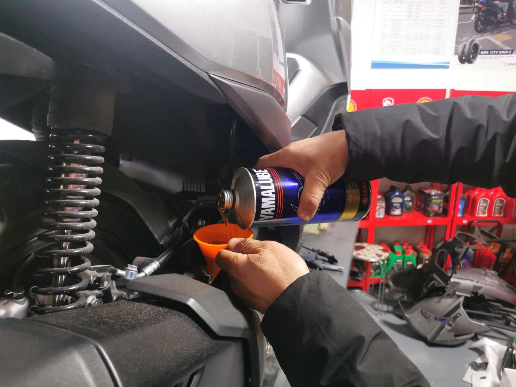 豪爵uhr150保养,更换雅马哈sl10w-40机油