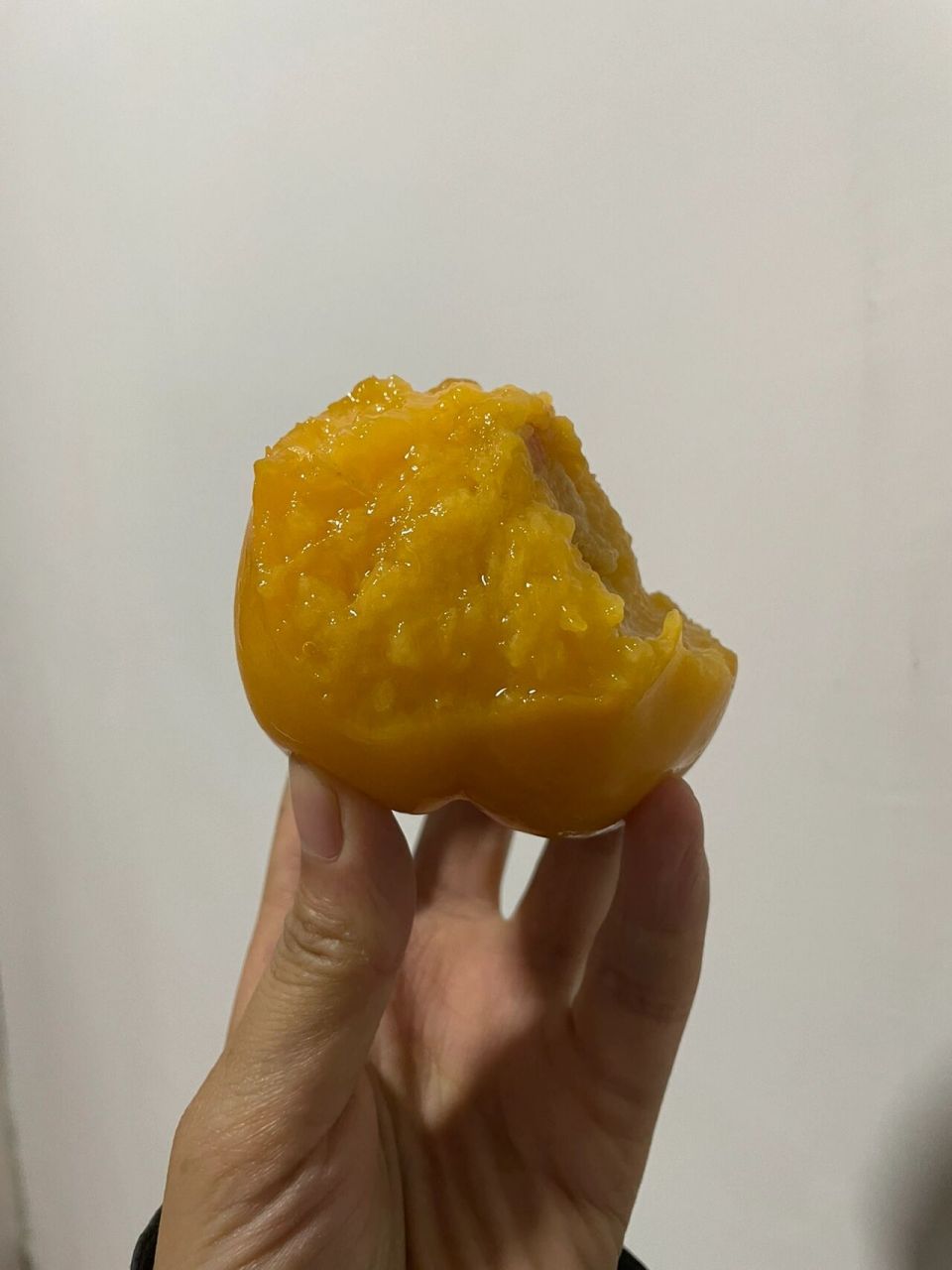 冻桃子真的巨巨巨好吃!  桃子放冰箱冻一晚!