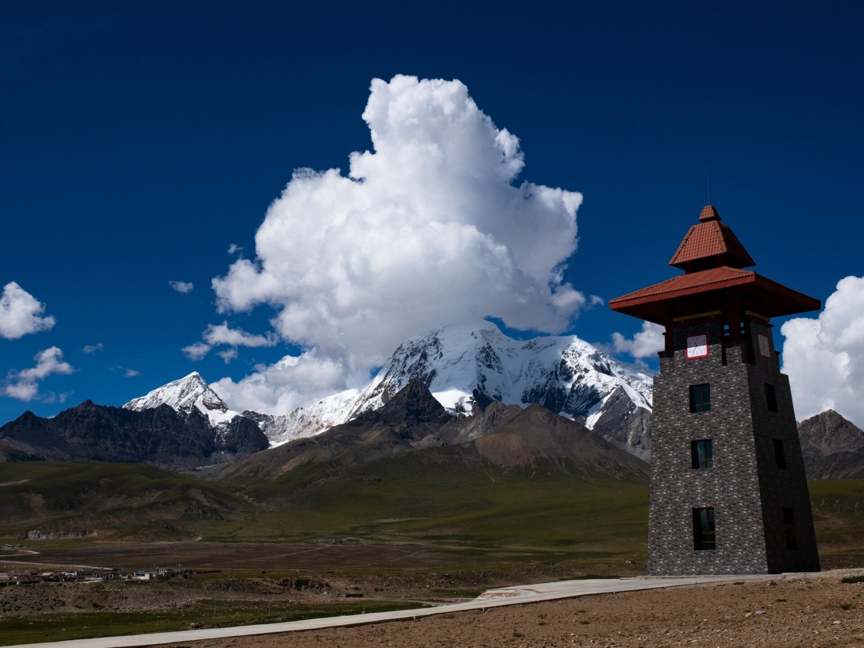 琼穆岗嘎雪山险峻高耸,直插云霄,冰川融水滋养