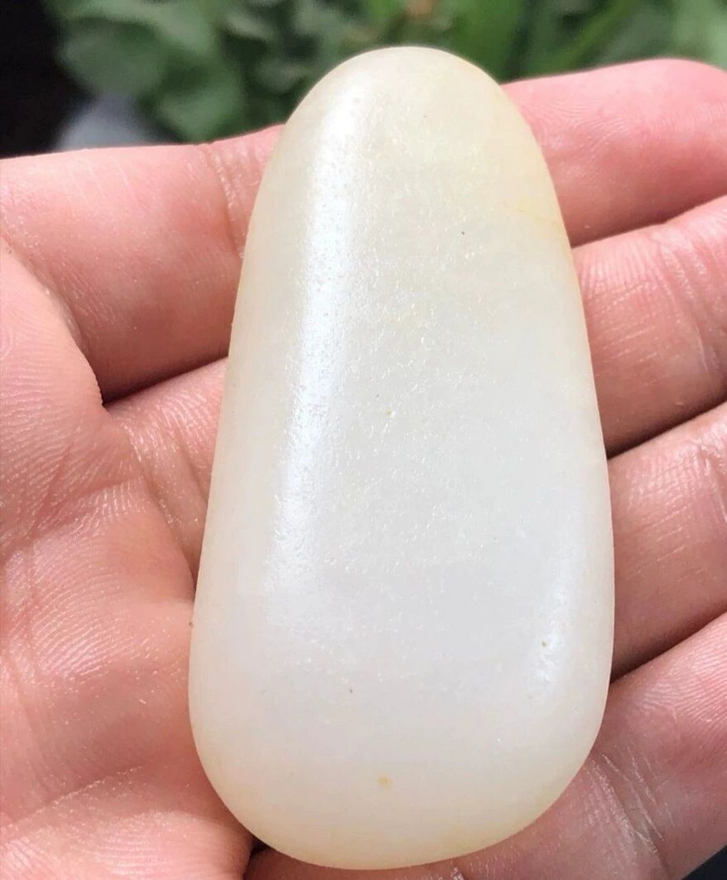 汉白玉特指北京房山大石窝镇高庄村出产的白色大理石,质地坚硬洁白.