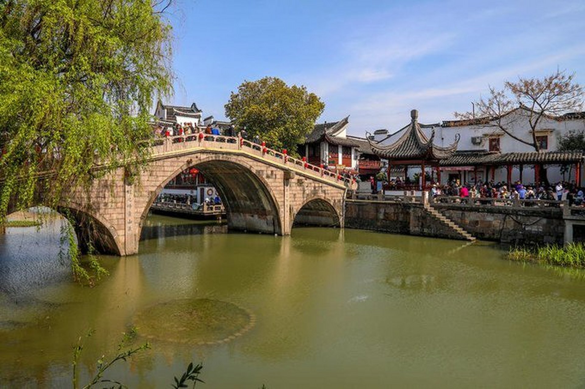 七宝古镇位于上海市闵行区中心.