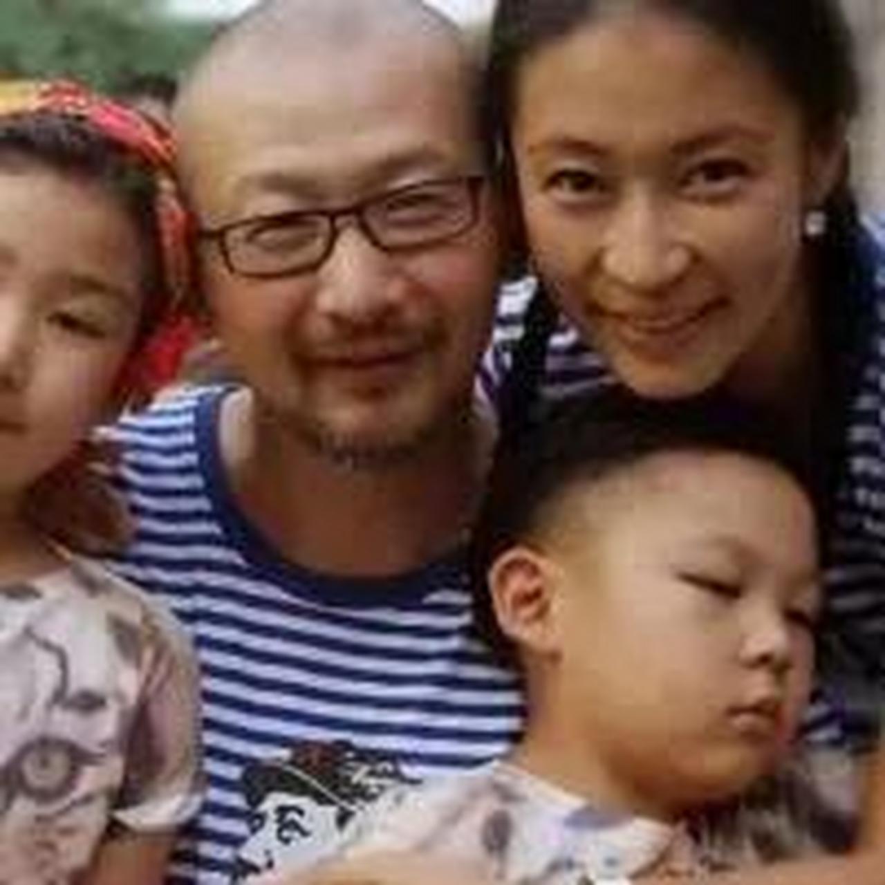 一天晚上,管虎把女儿搂在怀里,仔仔细细地看了一遍,忽然脸色凝重地对