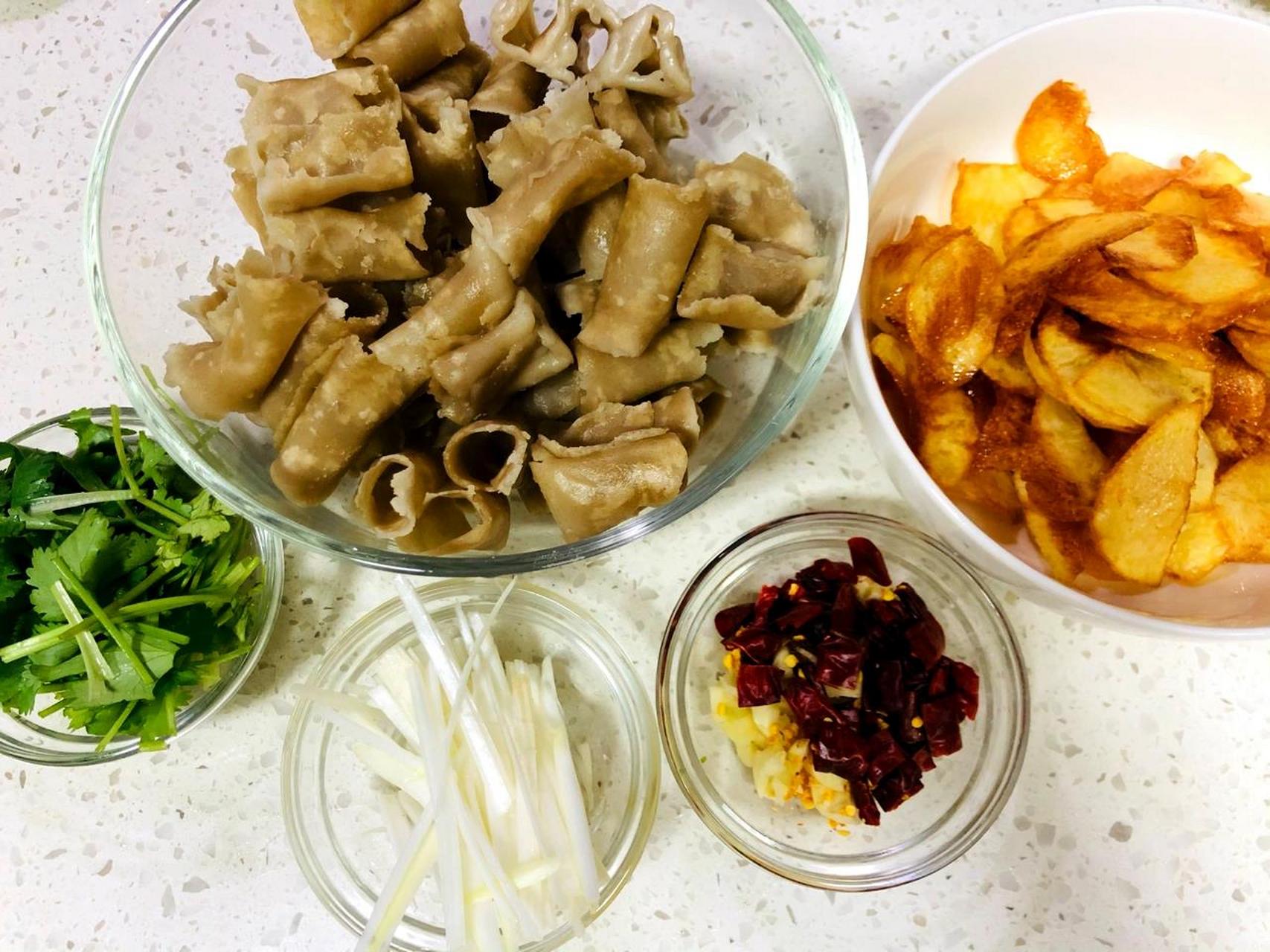 土豆片莜面栲栳栳香辣过瘾(附教程) 莜面栲栳栲是一道地道的传统风味